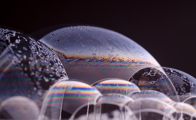 写真 シャボン玉の抽象的なマクロ。シャボン玉のクローズアップ表面は、宇宙の惑星のようです。明るいクリエイティブな背景。