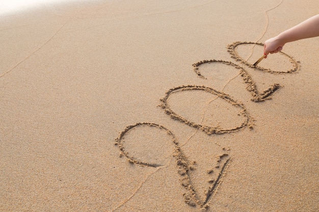 Foto anno astratto del messaggio 2020 scritto sulla priorità bassa della sabbia della spiaggia