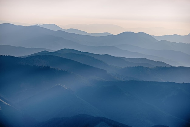 抽象的な山の背景