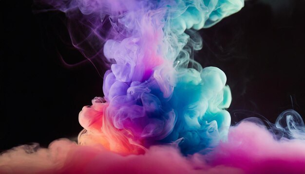 Абстрактный многоцветный густой дым Красивая абстракция Пушистое облако дыма на черном фоне