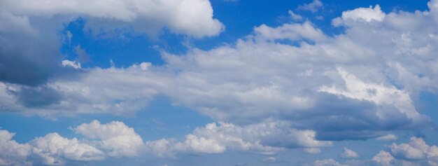 抽象的な自然の青い空と雲の背景