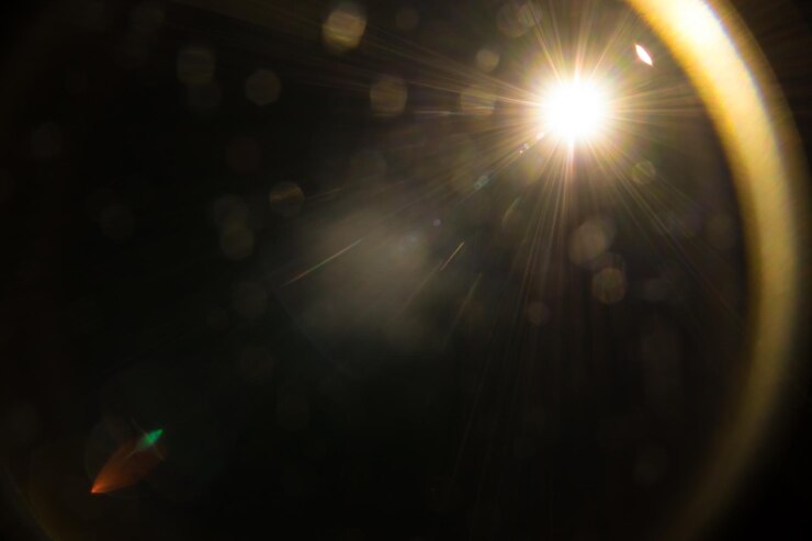 Photo abstract natural sun flare on the black