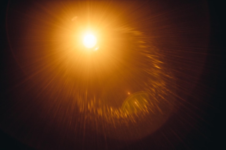 Photo abstract natural sun flare on the black