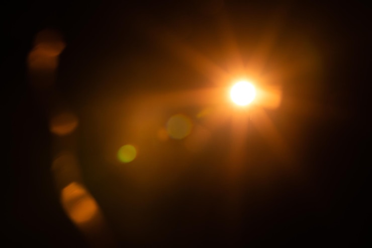 Photo abstract natural sun flare on the black