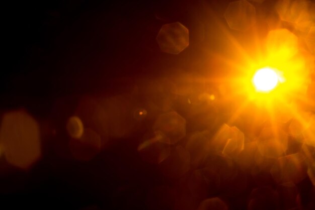Фото Абстрактная естественная солнечная вспышка на черном