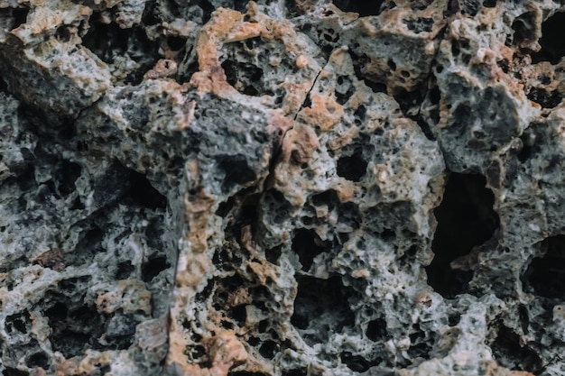 Abstract natuur echte foto achtergrond Macro close-up details droge rots barst steen solide schuimende formaties of lava vulkanische bevroren puimsteen textuur graan oude maan stijl Licht grijs oranje basalt