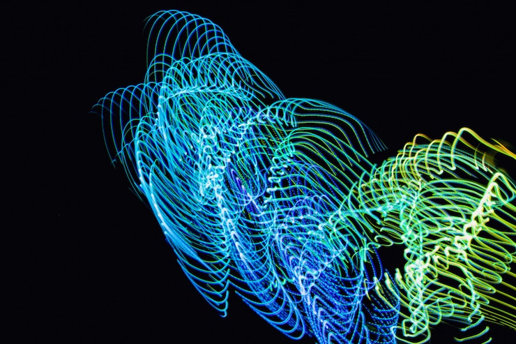 Photo abstract neon lights trails in the black background. futuristic overlay light pattern.