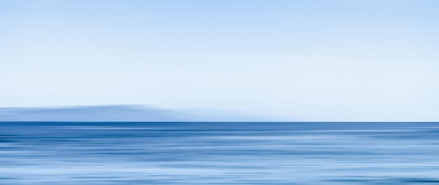 Абстрактный фон декора стен океана с длительной выдержкой вид на мечтательное побережье Средиземного моря