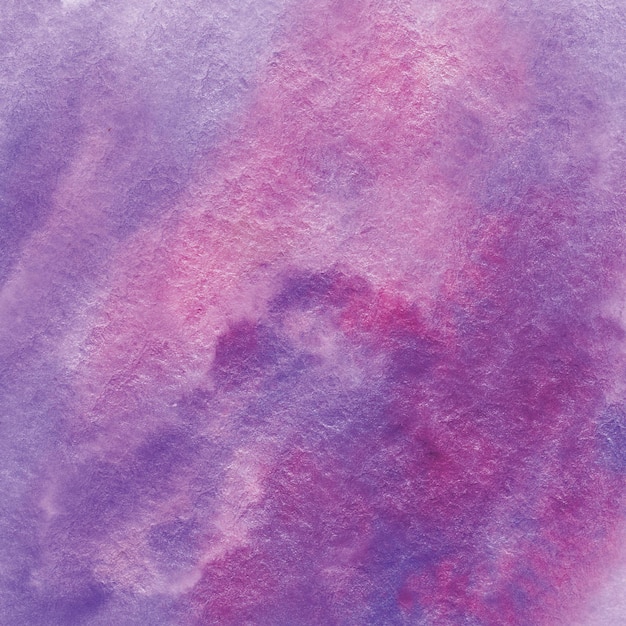 スクラップブッキングデザインのためのきめのある質感の抽象的なペイントされた紫とピンクのtyedye紙