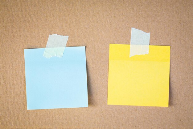 写真 白紙のメモ ステッカー ノートとコルク ボード コルク ボードに抽象的な紙メモ ピン
