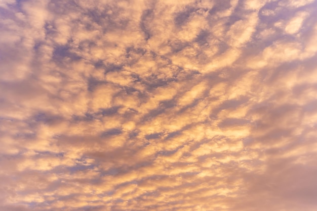 雲の空のトレンド色の背景の抽象とパターン、カラフルな雲と空の夕日または日の出のパターン：夕暮れの劇的な夕日、空の美しさ