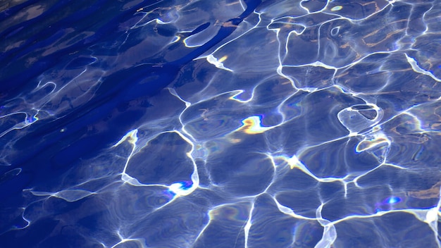 사진 반사가 있는 수영장 물의 추상 보라색 질감