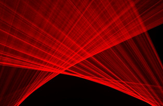 검정색 배경에 빛으로 그려진 추상 빨간색 선. 레이저 라인