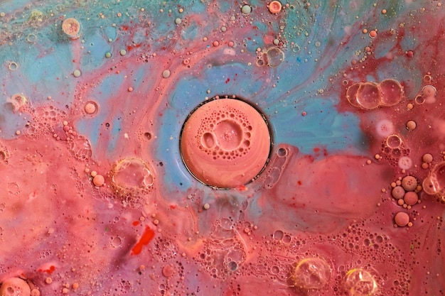 写真 赤と青の空間背景資産で渦巻く抽象的な赤い惑星火星の石油と牛乳の泡