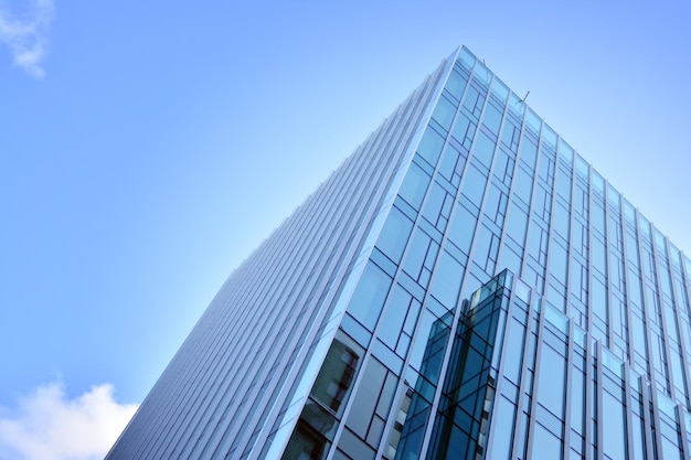 Абстрактное отражение современных стеклянных фасадов города Современное офисное здание