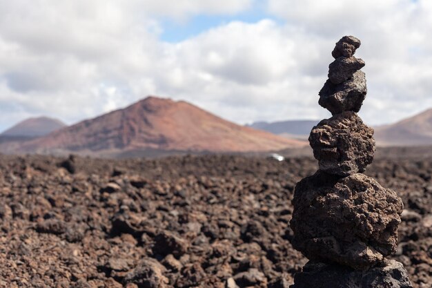 スペインのティマンファヤランサローテ国立公園にある火山石で作られた抽象的な彫刻