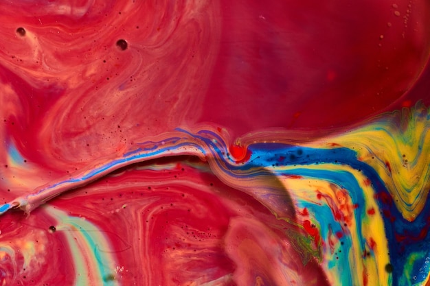 Абстрактный шелковый шарф с яркими цветами, кружащимися в море красного фона