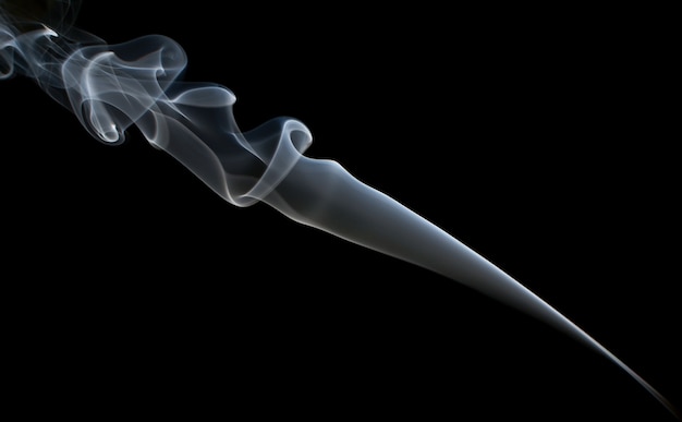 Фото Абстрактный дым, изолированные на черном фоне.