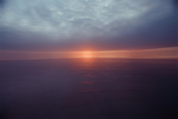 湖の抽象的な夕日、風景の水と空、ぼやけたビューの自由自然の概念