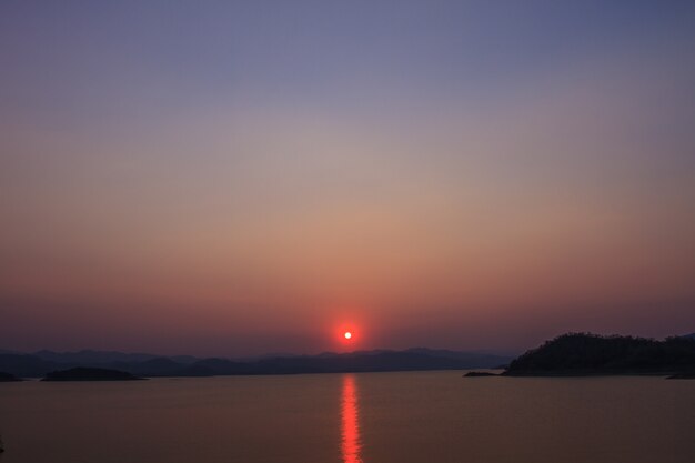 抽象的な夕焼け湖