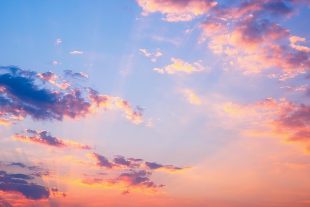 写真 雲の自然の背景と抽象的な夕日の空
