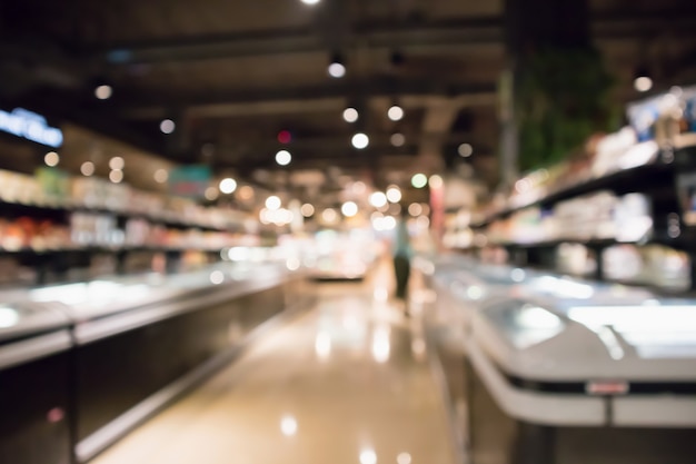 抽象的なスーパーマーケットの食料品店の冷蔵庫ボケ光でぼやけた焦点ぼけの背景