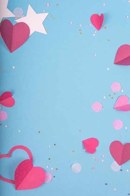 Superficie astratta con cuori di carta, stelle per san valentino. superficie blu amore e sentimento per poster, banner, posta, carta