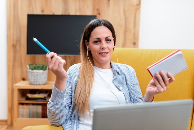 Riassunto sostenere esami online, guardare video su internet, imparare cose nuove, tenere lezioni, riunioni di classe virtuale, lavoro d'ufficio a distanza, presentazione del computer