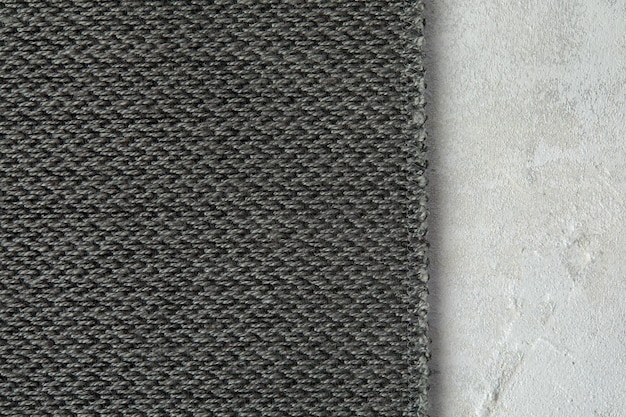 灰色の背景のために横方向に繊維から描画された粗い綿生地またはキャンバスの抽象的なテクスチャ