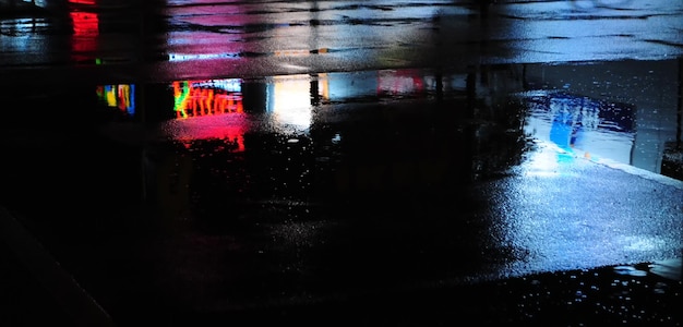 抽象的な都市の歴史、光と影、濡れたアスファルトに反射する雨の後の街路、ぼやけた背景の水平方向の画像、テキスト用の空きスペース、ぼやけた焦点ぼけ