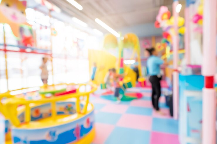 Abstract vervagen gelukkige kinderen spelen op dia, Indoor speeltuin.
