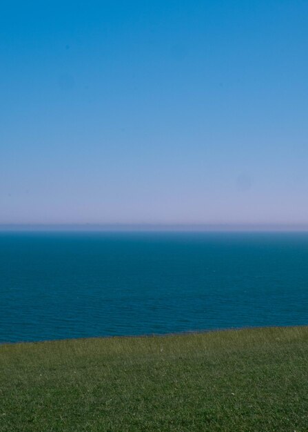 写真 澄んだ青い空の背景にある海の抽象的な景色