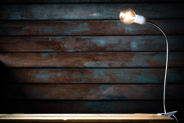 Photo abstract vintage tone of old wooden backdrop with tungsten filament lamps on wooden floor