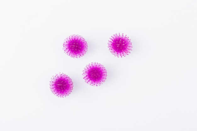 Abstract virusstam model coronavirus covid-19 op witte achtergrond.