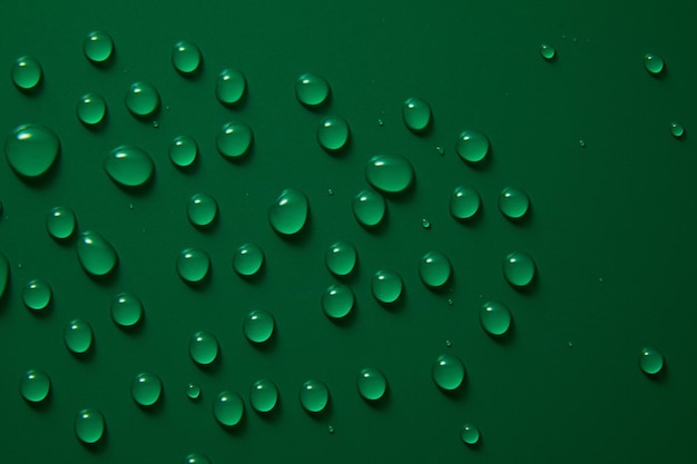 緑の背景に抽象的な水滴マクロ泡がクローズアップ