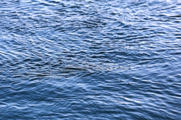 Фото Абстрактный крупный план поверхности воды с небольшой простой рябью и избирательным фокусом