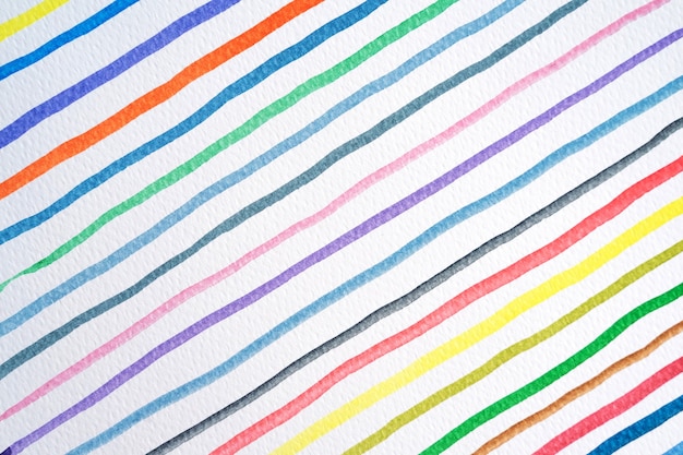 추상 수채화 라인 패턴 배경입니다. 흰색에 다채로운 수채화 페인트 브러시 스트로크입니다. 확대.