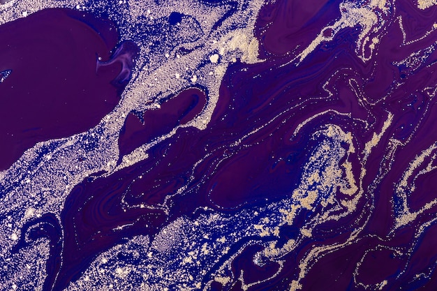 Onde astratte di motivo a grani d'oro e onde viola. fondo o struttura di marmo di lusso. fluid art acrilico, stile art déco.