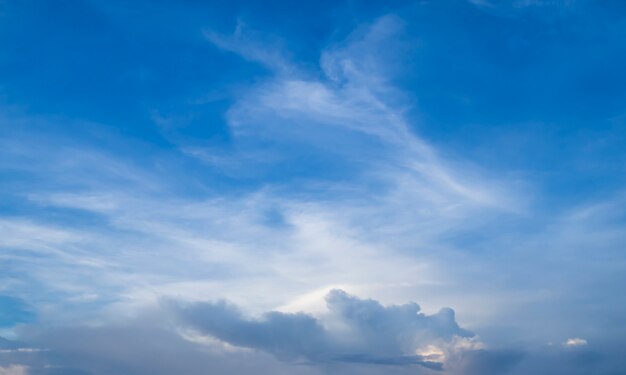 Nuvola bianca e cielo blu astratti.