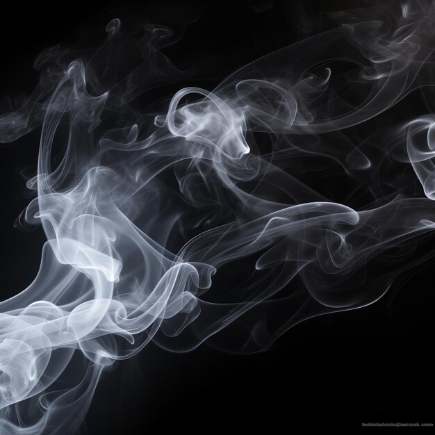 黒い背景の抽象的な白い煙