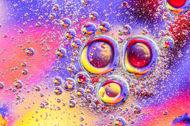 Foto estratto con colori sfumati colorati. l'olio cade nell'immagine psichedelica astratta del modello dell'acqua.