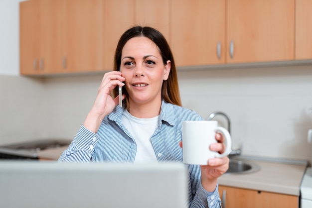 Idee per la casa di lavoro astratte, video blog dal vivo di decorazione d'interni, lezioni di lezioni, idea di presentazione del computer, concetto di navigazione per la ricerca in internet