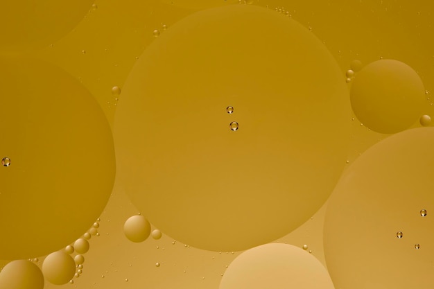 Photo abstract yellow background with oil circles water surface