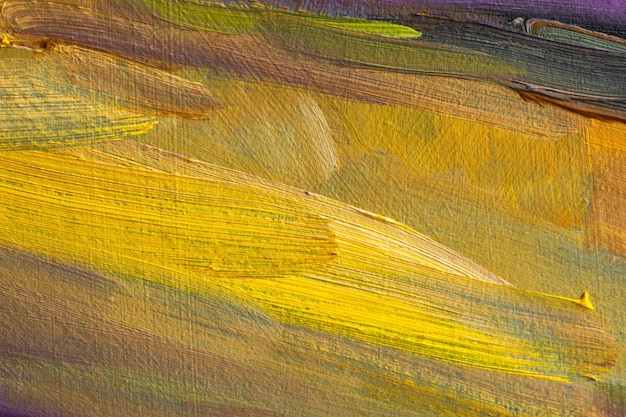 Fondo giallo astratto con pittura ad olio. fondo strutturato fatto a mano per segnaletica e striscioni. un frammento pittoresco. mescolando colori ad olio su tela.