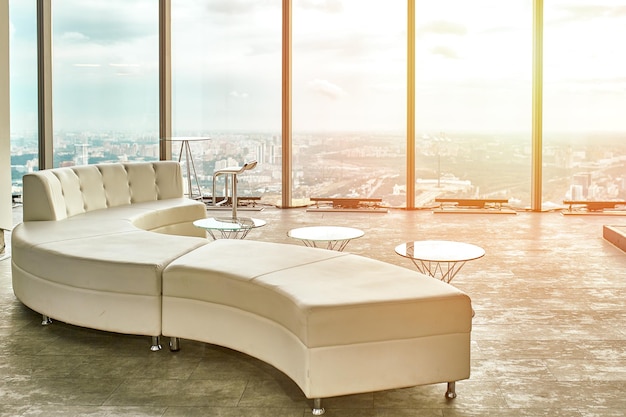 Abstract zakelijk interieur met een glazen wand en panoramisch uitzicht op de prachtige stad ponama Metalen stoelen en tafels Stadsleven concept