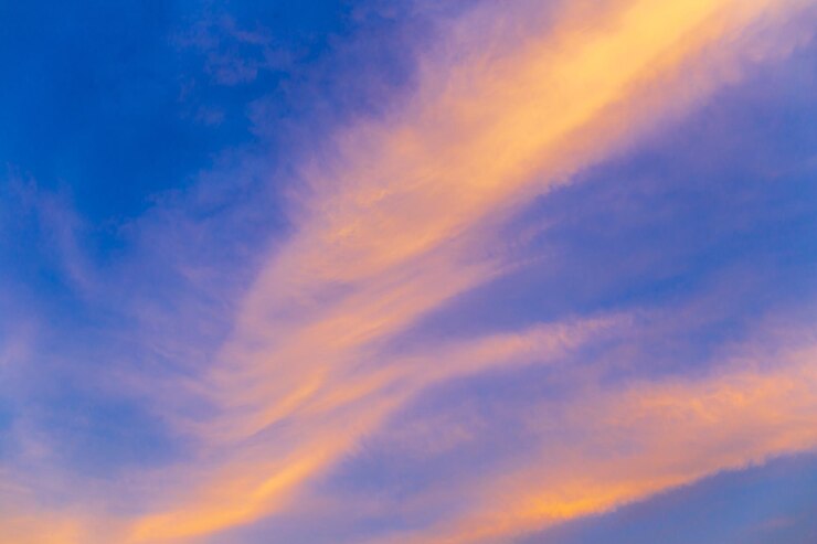 Abstracte aardachtergrond Dramatische blauwe hemel met oranje kleurrijke zonsondergangwolken in schemertijd