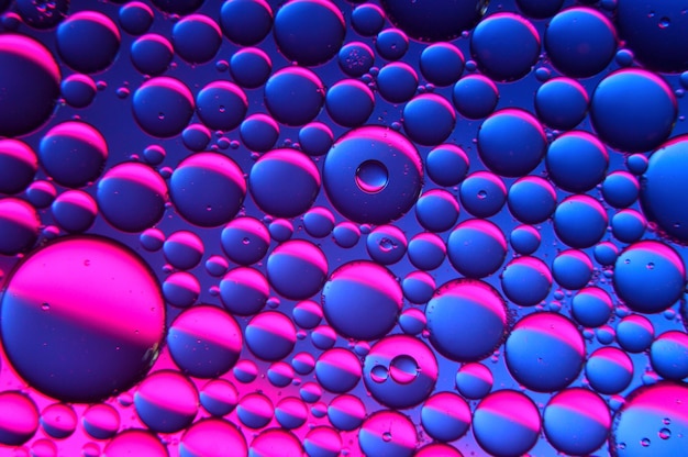 Foto abstracte achtergrond. druppels olie op water, blauw en rood. macro.