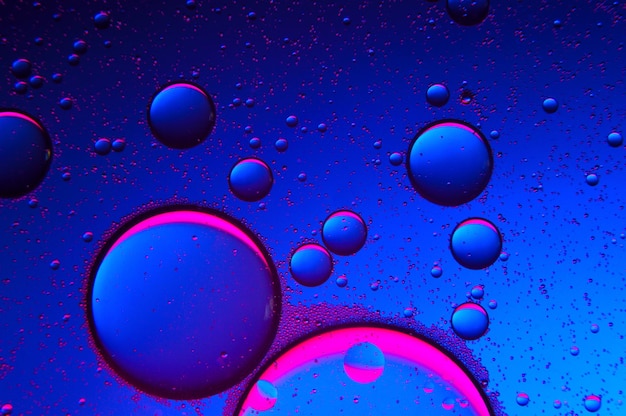 Abstracte achtergrond. druppels olie op water, blauw en rood. macro.