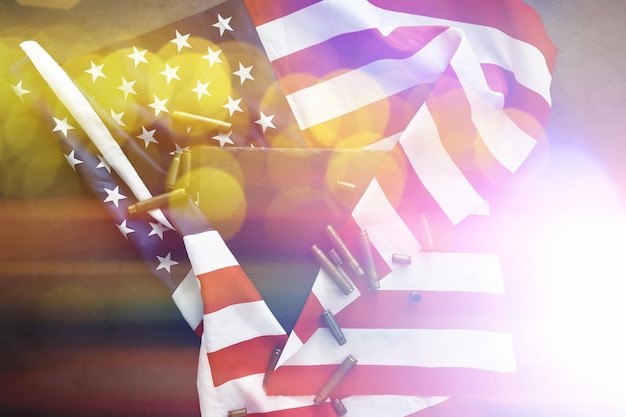Abstracte achtergrond met amerikaanse vlag op een grijze achtergrond militaristische achtergrond vs en europese unie en opsommingstekens