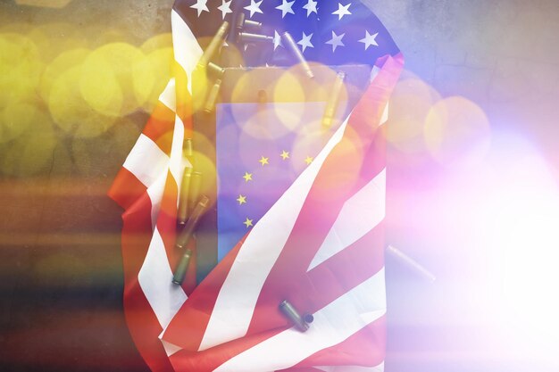 Abstracte achtergrond met Amerikaanse vlag op een grijze achtergrond Militaristische achtergrond VS en Europese Unie en opsommingstekens